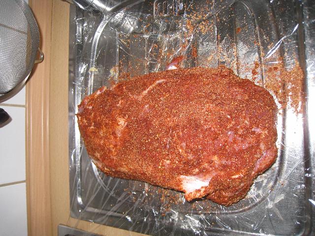 IMG_4115.JPG - Die Vorarbeit: Samstag Morgen, das schöne Stück (2,85 kg) wird mit Senf bestrichen und geRUBt