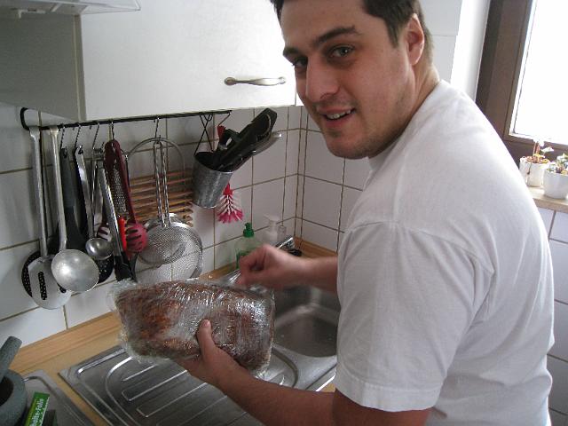 IMG_4119.JPG - je besser es eingewickelt ist, umso weniger bekommt man Morgens um 5 Uhr einen Schock, wenn man den Kühlschrank aufmacht.